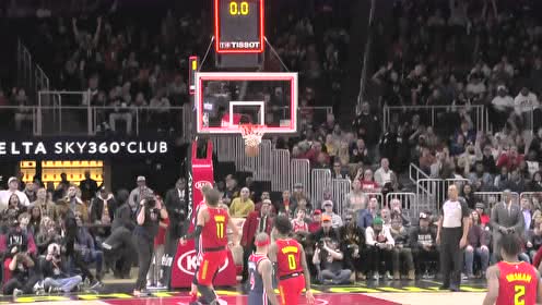 【NBA集錦】特雷-楊命中超遠(yuǎn)壓哨三分 大喊：It's for kobe