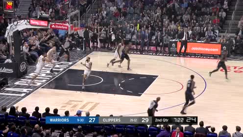 【NBA集锦】小卡洞穿阵型强势切入 单臂隔扣史迈勒基奇犹如春雷乍响