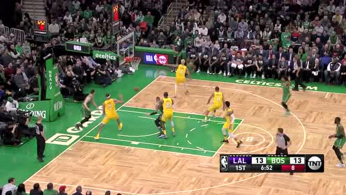 【NBA集锦】老詹人缝击地送妙传 布拉德利篮下干拔上篮顺理成章