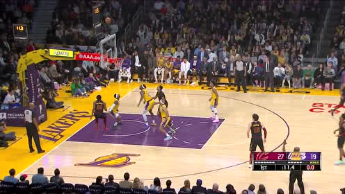 【NBA集錦】加蘭投射彈進籃筐后沿 霍華德拖把伺候取下籃球