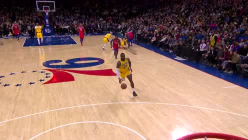 【NBA集錦】給球都扣飛了 詹姆斯力量槽拉滿完成劈扣