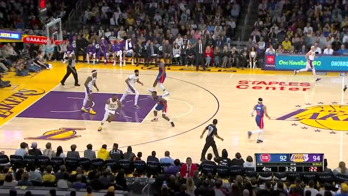 【NBA集錦】全場比賽的驚嘆號！詹姆斯反擊一條龍懸停暴扣