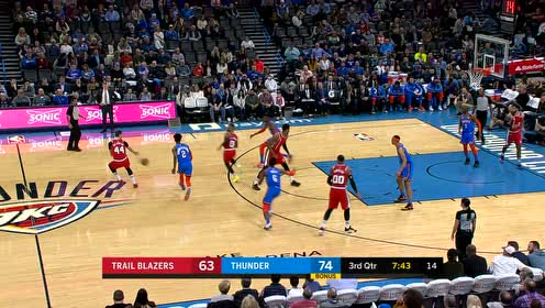 【NBA集錦】利拉德籃下遭遇重重包圍 果斷分球底角特倫特三分命中