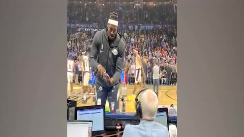 【NBA集錦】戲精附體？ 霍華德模仿老詹賽前激勵隊友假裝撒鎂粉