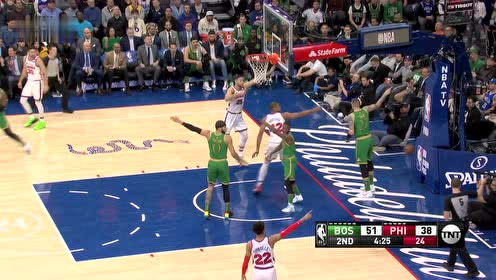 【NBA集锦】这操作多少令人尴尬! 西蒙斯拼杀篮板找霍福德击掌遭无视