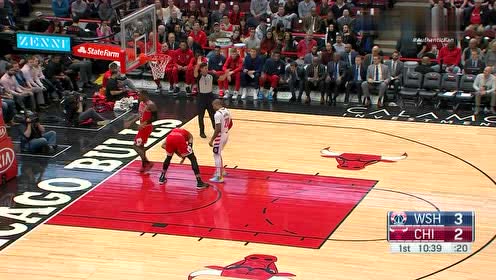 【NBA集锦】但愿没有大碍 加福德防守过程中手腕被球砸中受伤离场