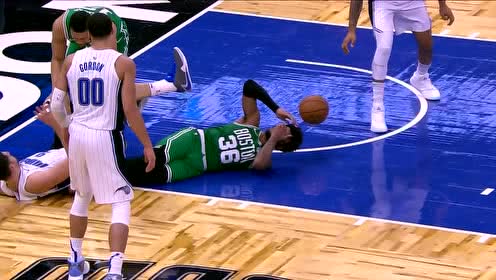 【NBA集锦】看着都喘不上气 斯玛特与武切维奇拼抢篮板惨遭锁喉金刚臂