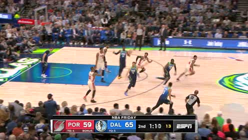 【NBA集锦】简直就是送的！利拉德半路截杀长传贝兹莫尔滑翔劈扣
