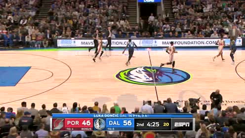 【NBA集锦】一个眼神就明白！东契奇假突真传鲍威尔挂筐暴扣