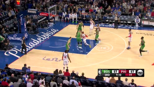 【NBA集锦】扣都能扣歪来? 哈里斯隔扣泰斯皮球被冒进篮筐