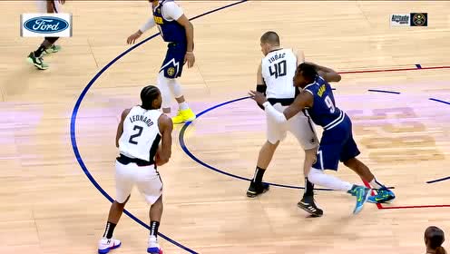 【NBA集锦】有女裁判球员表现欲很强 掘金替补席接球击鼓传花