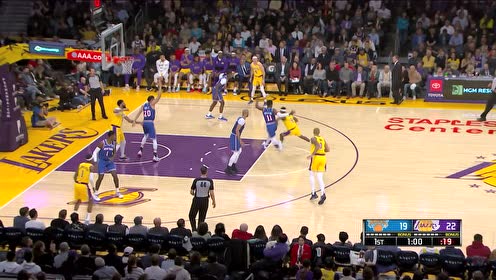 【NBA集锦】头带都打掉了 隆多直杀内线送浓眉双臂重锤火花终结