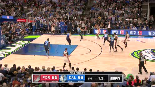 【NBA集锦】时间都静止了！利拉德读秒送助攻连线贝兹莫尔三分压哨