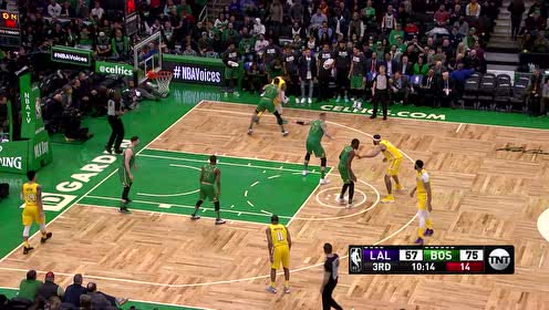 【NBA集锦】这球能传空接真是不容易 詹姆斯包夹之下强传麦基空接砸扣