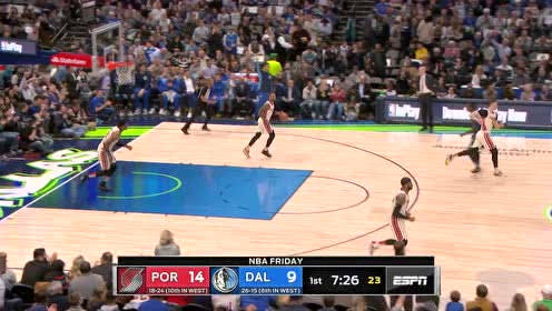 【NBA集锦】东契奇突入篮下分球助攻史密斯三分穿网 后者再收2+1拿下双杀