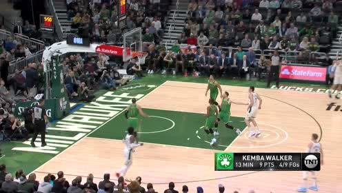 【NBA集锦】一人扛起球队大旗 沃克横冲直撞直突篮下打进