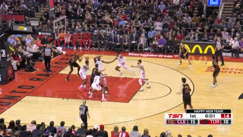 【NBA集锦】干得漂亮！乐福回手一掏送妙传汤普森晃飞防守强起暴扣