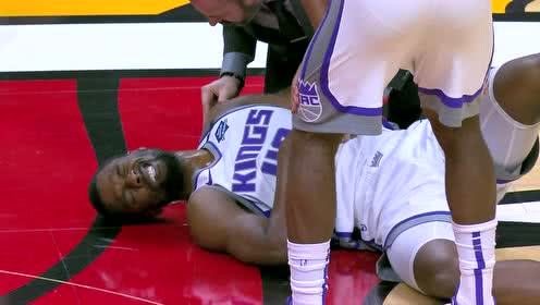 【NBA集锦】莱昂纳德掩护犯规撞翻巴恩斯 后者倒地不起痛苦不已