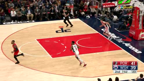 【NBA集锦】小马达一启动谁都拦不住 利拉德风驰电掣直插腹地上篮打进