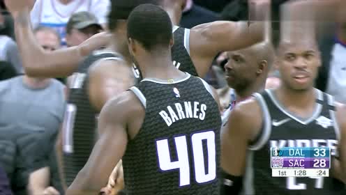【NBA集錦】好強大的身體素質(zhì) 巴恩斯硬吃東契奇打進2+1