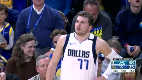 【NBA集錦】對偶像級寶貝輕點 帕斯卡爾將東契奇撞飛在球迷腳下