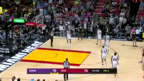 【NBA集锦】小德里克琼斯篮下拼抢时被击眼部 面色痛苦被搀扶离场愿无大碍