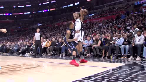 【NBA集锦】手大就是为所欲为! 莱昂纳德单手在富尔茨面前救球太不讲理