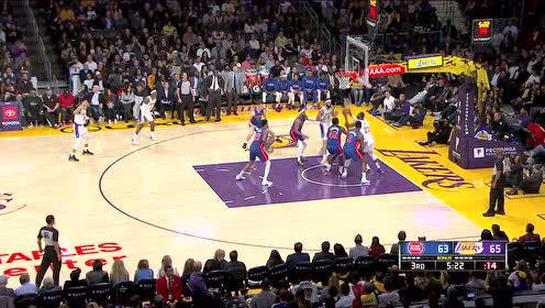 【NBA集錦】一點(diǎn)機(jī)會(huì)都不放過！詹姆斯長臂救球背身勾手上進(jìn)強(qiáng)取兩分