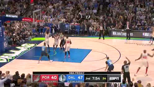 【NBA集锦】麦科勒姆强突篮下不慎崴脚 一瘸一拐走下场希望无大碍