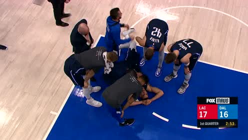 【NBA集锦】和杜兰特伤跟腱的情形一样 鲍威尔无对抗倒地跟腱受伤
