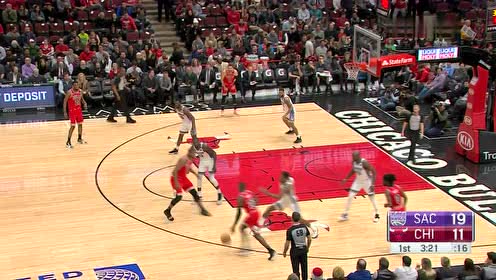 【NBA集锦】拉文先是后撤步三分郑重靶心 随后反击1打0双手折叠暴扣