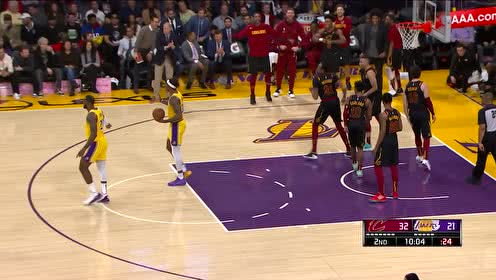 【NBA集錦】魔獸霍華德慘遭亨森蓋帽 有點上頭用力過猛再吃進攻犯規(guī)