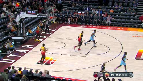 【NBA集锦】身子都快拉成了直线 巴特勒长舒臂展勾手上篮