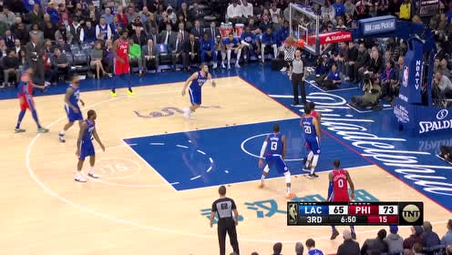 【NBA集錦】西蒙斯助攻暴扣樣樣通 致敬場邊名宿朱利葉斯-歐文