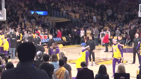 【NBA集錦】多角度直擊斯臺(tái)普斯現(xiàn)場(chǎng) 科比球衣充滿全場(chǎng)詹姆斯身披24號(hào)球衣入場(chǎng)