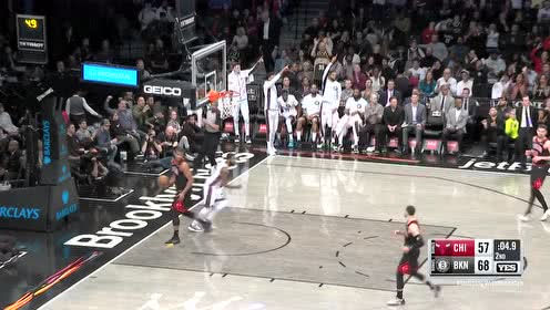 【NBA集錦】4秒得5分！歐文先是接普林斯長傳上籃得手 隨后搶斷之后飆中壓哨三分