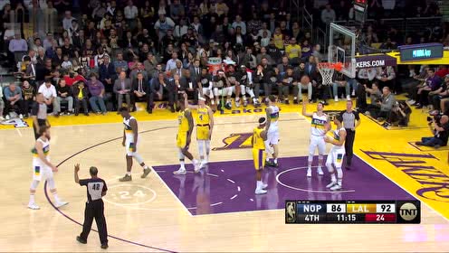 【NBA集錦】加速殺進(jìn)禁區(qū)無人能防！詹姆斯強(qiáng)突放籃扣進(jìn)2+1