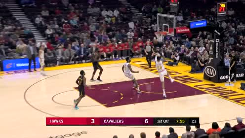 【NBA集锦】柯林斯空接特雷杨双手炸扣 许尔特加长三分飙进打一波8-0
