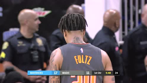 【NBA集錦】富爾茨靈性擊地洞穿獨(dú)行俠防線 烏切維奇吃餅送暴扣！
