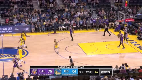 【NBA集锦】詹姆斯松散击地传球 维金斯抢断一条龙上篮
