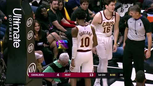 【NBA集锦】飞来横祸 奥斯曼刹车失灵撞翻场边白发摄影师