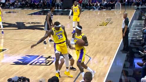 【NBA集錦】別打了是友軍！ 霍華德救球不慎將波普撞出邊線