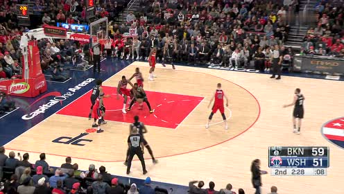 【NBA集錦】這么大幅度誰(shuí)受得了？ 歐文花哨運(yùn)球一次進(jìn)攻晃飛倆人獻(xiàn)后仰中投