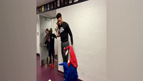 【NBA集錦】雄鹿賽前慣例格斗秀 字母哥手舉金腰帶腳踩奇才吉祥物