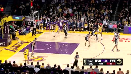 【NBA集錦】逆天拉桿凌空遨游 詹皇上籃再次驚艷全場(chǎng)