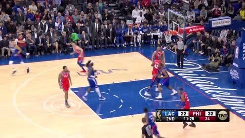【NBA集錦】溜得防守團(tuán)團(tuán)轉(zhuǎn) 萊昂納德帶球突進(jìn)直殺籃下勾手打進(jìn)