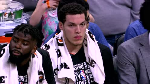 【NBA集錦】魔術(shù)主場(chǎng)播放戈登扣籃大賽集錦 戈登人坐替補(bǔ)席面無(wú)表情頭都不抬