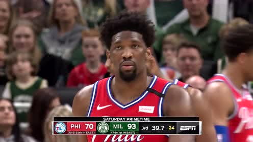 【NBA集锦】恩比德篮下连续吃瘪 伯克斯从天而降双手补扣