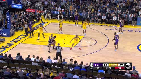 【NBA集锦】富贵险中求！库兹马外线冷血三分一发入魂