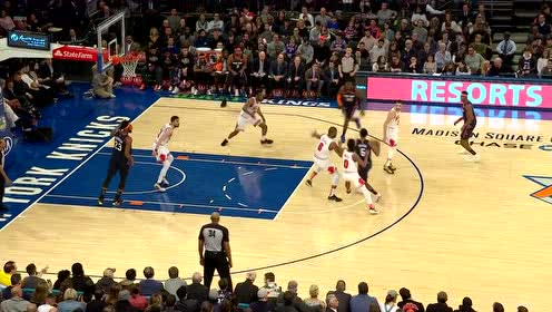 【NBA集锦】兰德尔无视防守 制霸内线强势上篮